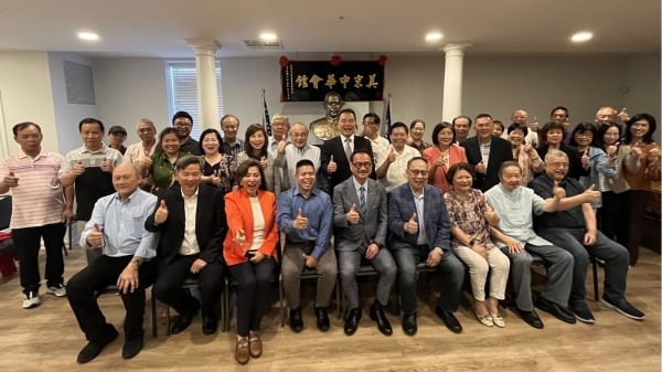 阮昭雄副委員長拜會美京中華會館，並與僑領們合照