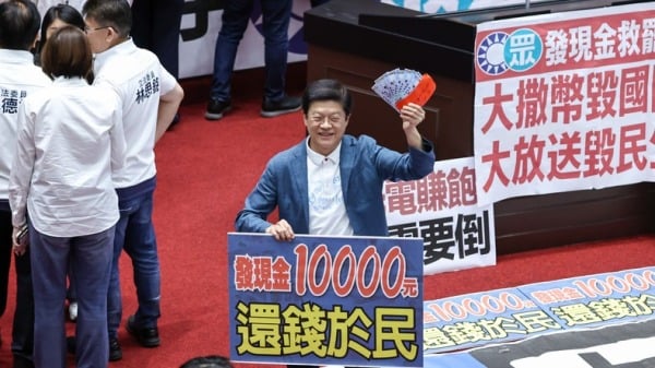 中共官媒吹捧普发现金绿议员批：蓝营瘫痪台湾获肯定(组图)