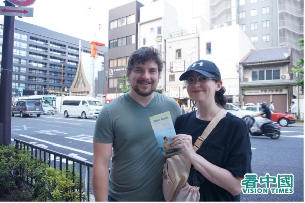 來京都旅遊的一對美國年輕夫婦非常高興地接受了法輪功學員的資料。