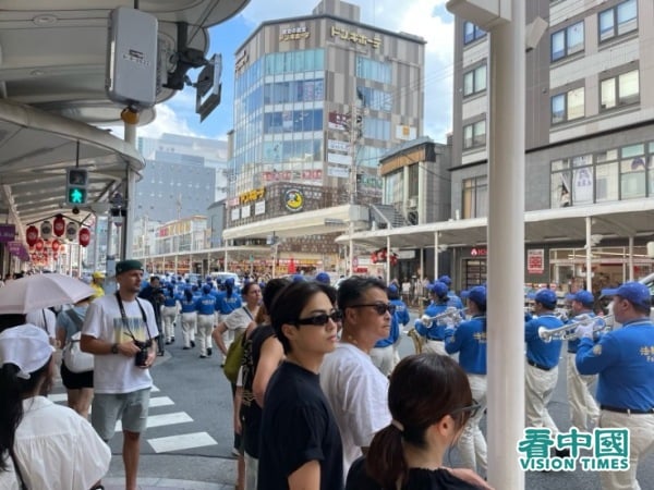在街頭駐足觀看的遊客