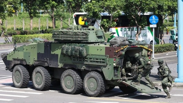 陸軍269旅新北八里實戰化演練，圖為國軍士兵登上雲豹裝甲車並後撤。（圖片來源：中央社）
