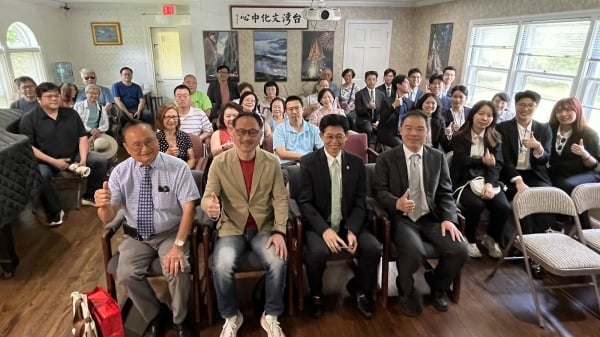 台湾侨委会副委员长阮昭雄、文教中心主任黄正杰及12位来自台湾参加搭侨计划的学生到台湾文化中心参访，与侨务委员简明子及中心理事长黄泰郎等合影