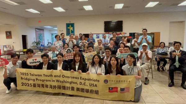 阮昭雄一行与华府台侨及搭侨计划学生们在华府台湾基督长老教会内大合照