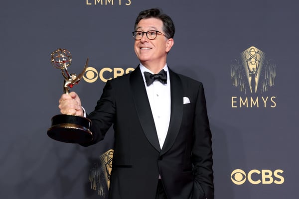 2021年9月19日：斯蒂芬．科爾伯特（Stephen Colbert）獲第73屆黃金時段艾美獎「傑出綜藝特別節目（現場直播）」獎項。