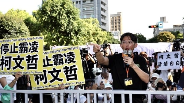 許多民眾黨支持者「小草」1日赴北院外集結，揚言為柯文哲、彭振聲討公道。