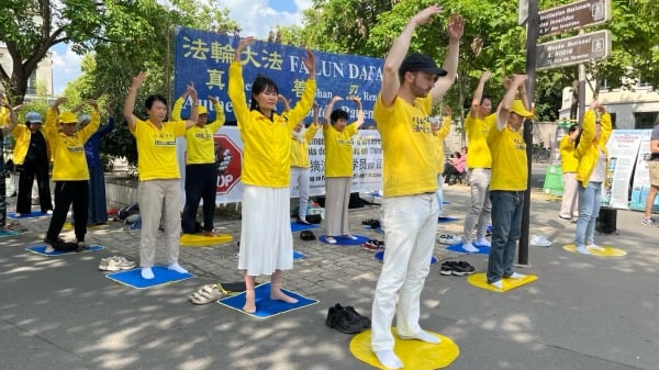 7.20反迫害26周年巴黎法轮功学员中使馆旁集会(组图)