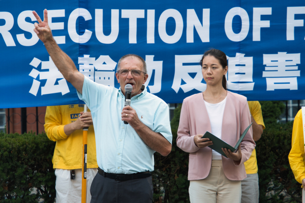 前國會議員Lizon發言。