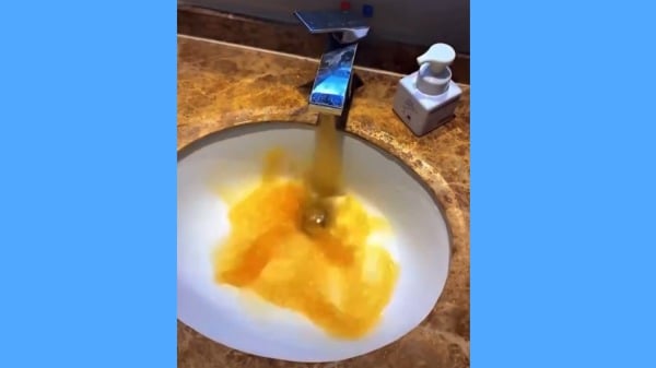 杭州自來水如糞水般又黃又臭。