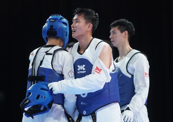 由洪俊義、鍾俊傑及黃卓乘組成的跆拳道男子團體，24日在萊茵魯爾世大運團體賽金牌戰，以0比2不敵韓國隊，為台灣奪下1面銀牌。（圖片來源：中央社）