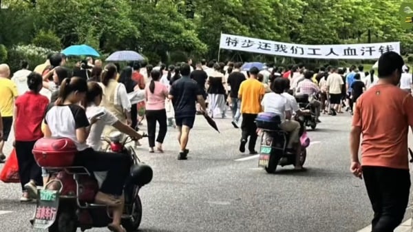 福建工人舉橫幅遊行討薪怒火引爆全國(圖)