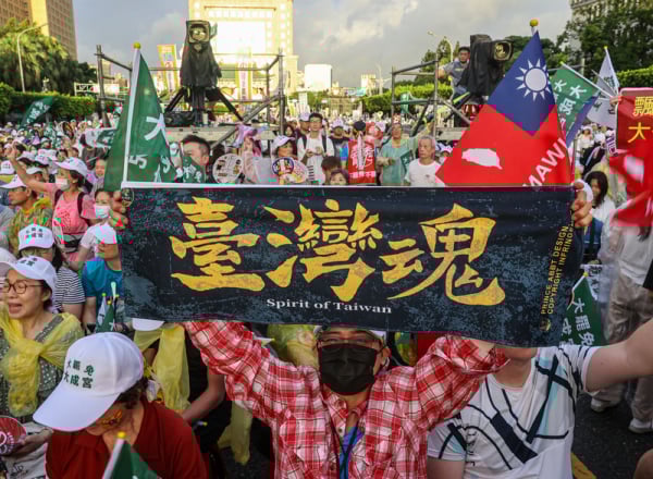 民眾手持各式旗幟到場，高舉標語布條表達支持罷免立場。