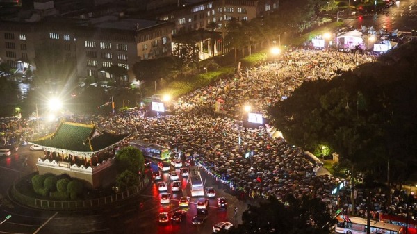 反共護台志工聯盟24日晚間在總統府前凱達格蘭大道舉行「迎向成功凱道晚會」，儘管天公不作美，現場仍湧入大量人潮。
