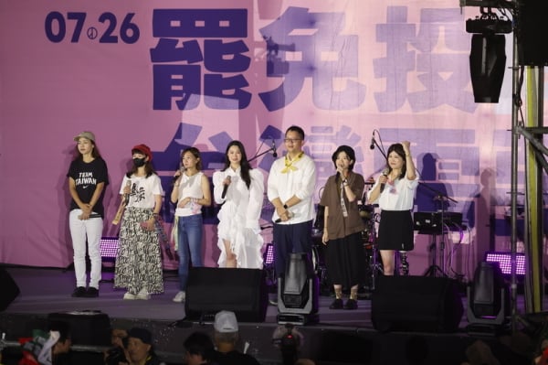 多名罷免團體代表一同上台，呼籲大家26日務必出門投下同意罷免票。