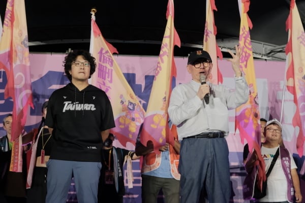 在首波大罷免投票倒數關鍵時刻，民進黨立委沈伯洋（前左）、聯電創辦人曹興誠（前右）等人都到場站台宣講。
