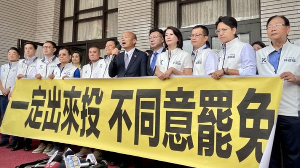 國民黨立法院黨團25日上午在立法院舉行記者會，院長韓國瑜（前右6）呼籲民眾726出門投下「不同意罷免」票。