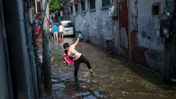 鄭州男子雨天趟水感染丹毒網民：怎麼這麼多毒(圖)