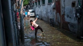 鄭州男子雨天趟水感染丹毒網民：怎麼這麼多毒(圖)