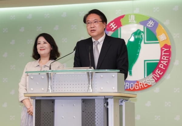 首波大罷免結果26日傍晚陸續揭曉，民進黨秘書長林右昌（右）與立院黨團幹事長吳思瑤（左）出席記者會發表談話。（圖片來源：中央社）