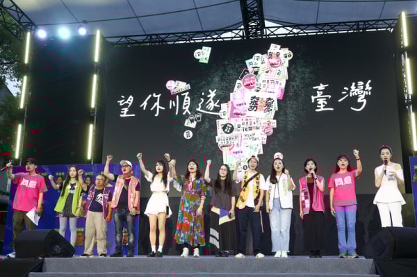 反共護台志工聯盟在台北濟南路舉行開票活動，但開票結果不理想；晚間6時許，多名罷團志工一同登台向支持者致意。