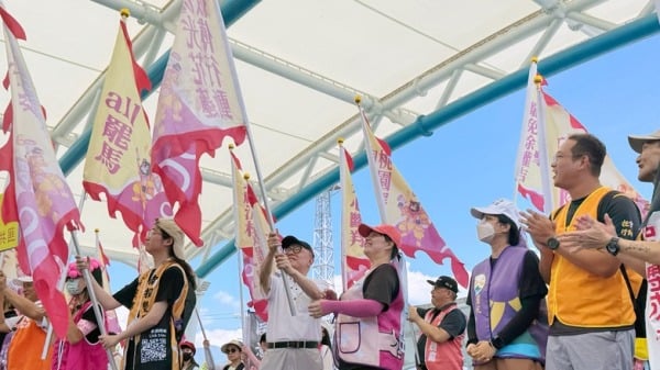 反共護台志工聯盟4日開始「護國大遶境」活動，上午從花蓮出發，圖為曹興誠（中左白衣者）授旗全台31個罷團。（圖片來源：中央社）