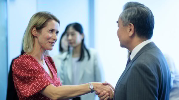 2025年7月2日，歐盟委員會副主席、外交與安全政策高級代表卡婭•卡拉斯（左）在比利時布魯塞爾歐洲對外行動署（EEAS）總部三角大廈舉行雙邊會談前，迎接中國外交部長、中共中央外事工作委員會辦公室主任王毅（右）。