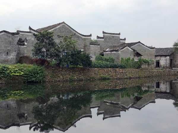 流坑村民居建築皆為磚木結構，高約一層半。，流坑村南唐昇元年間建村，原屬吉州永豐縣，南宋時改由樂安縣轄