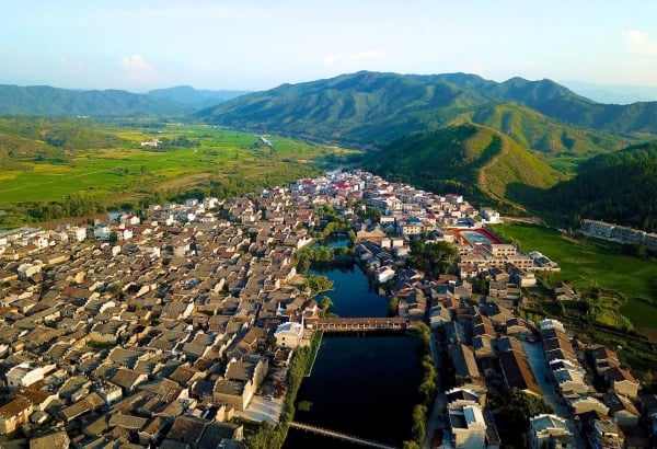 流坑村四面環山，村邊的牛田河（恩江）自東南向西北流去。從流坑村沿江到下游的峽圳村，兩岸古樟有上萬株。