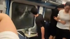 廣鐵列車被撞脫軌滯3小時乘客悶熱難耐砸窗遭警帶走(圖)