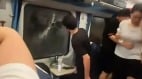 广铁列车被撞脱轨滞3小时乘客闷热难耐砸窗遭警带走(图)