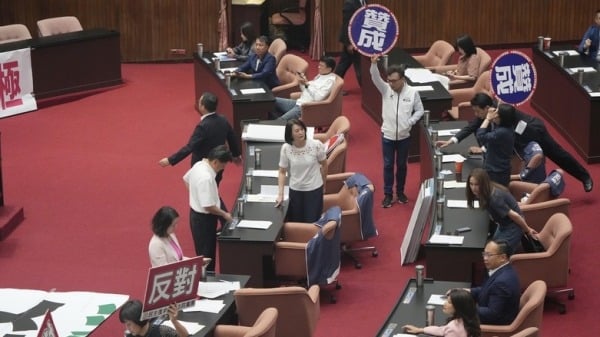 绿营提案谴责中共遭蓝白封杀分析：证明被中共掐住脖子(图)