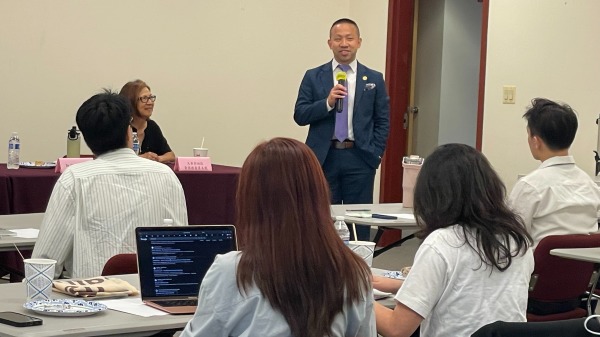 搭僑學生團與臺裔馬州參議員林力圖進行座談。