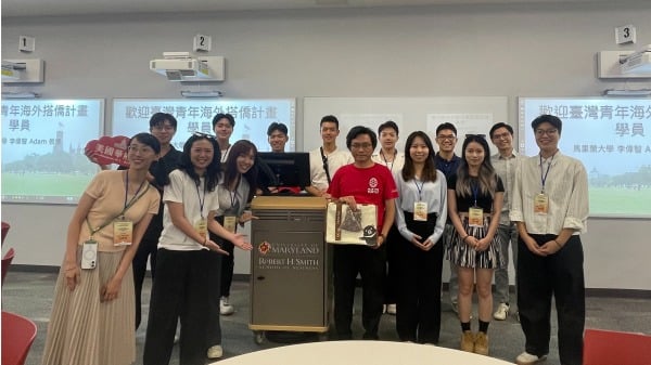 搭僑學生團拜訪馬里蘭大學商學院，由僑務顧問李偉智（前排右四）導覽。