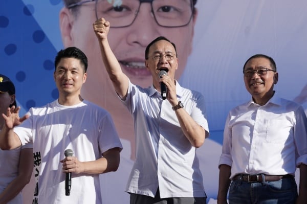 黨主席朱立倫5日在北市府前宣講，要北北基桃民眾動員反罷免。右為新北市長侯友宜、左為台北市長蔣萬安。（圖片來源：中央社）
