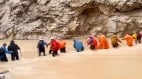 新疆景区突发山洪有人被冲走遇难者遗体已寻获(图)