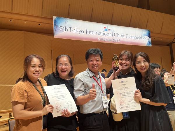 建国国小校长曾焕淦与指导老师合影。