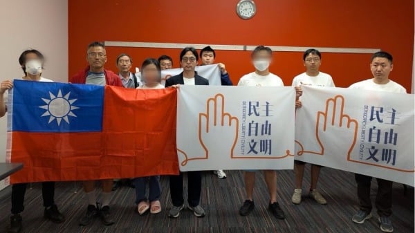 2025年8月8日晚，公民会安省分会在多伦多一图书馆举行“全民反抗运动宣言”宣读仪式，图为部分参与者合影。（公民会提供）