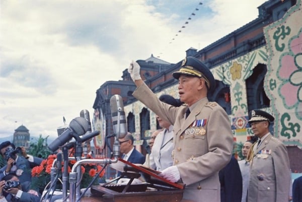 國民黨是從一開始就認同民主憲政理念的，並提出軍政、訓政、憲政三階段路線圖循序漸進。