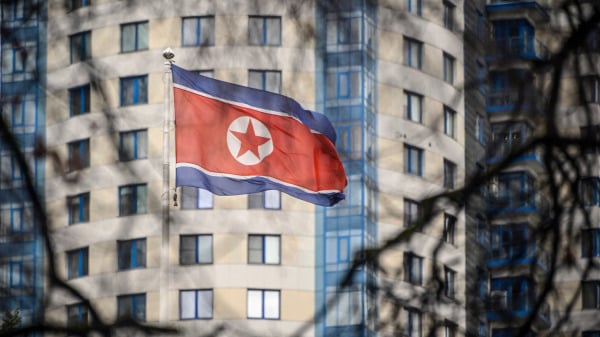 2024年10月31日，朝鮮國旗在莫斯科大使館上空飄揚。