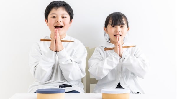 輕聲說「いただきます」（我要用餐了）。這個細微的動作，卻承載著日本家庭教育最根本的理念——感恩。