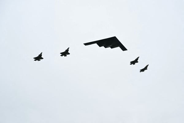 2025年8月15日，B-2轟炸機（中）在四架F-35戰機的伴隨下飛過阿拉斯加安克雷奇的埃爾門多夫-理查森聯合基地停機坪上空。