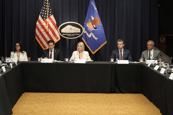 美國司法部長帕姆．邦迪（Pam Bondi，中）於2025年4月22日在華盛頓特區司法部總部，就「消除反基督教偏見特別工作組」召開會議時發言。國務卿馬可．魯比奧（Marco Rubio，左二）、國防部長皮特．赫格塞斯（Pete Hegseth，右二）以及衛生與公眾服務部長小羅伯特．F．肯尼迪（Robert F. Kennedy Jr.）在一旁聆聽。