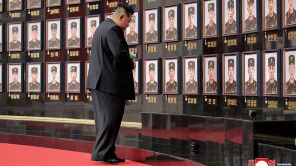 金正恩正在看著俄烏戰爭中死亡的朝鮮士兵照片
