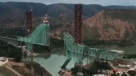 8月22日，中國川青鐵路大橋發生鋼索斷裂事故，造成至少12人死亡。