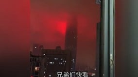 午夜時分天空一片血紅像極了史書中的異象(圖)