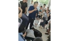 下跪的人民站著的公僕(圖)