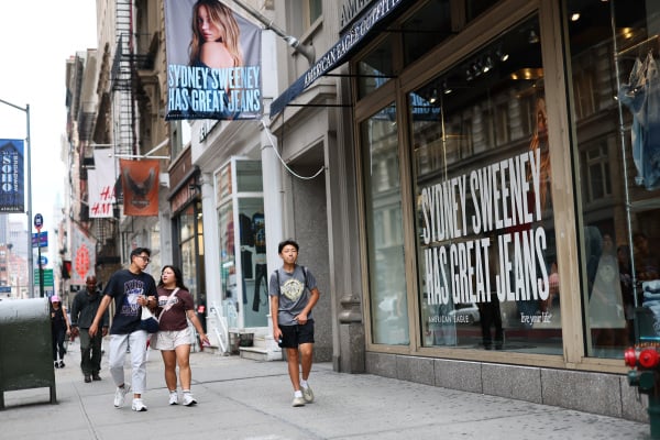 2025年8月1日：在紐約市的一家 American Eagle 門店櫥窗上，可以看到女星悉尼．斯威尼（Sydney Sweeney）的廣告展示。