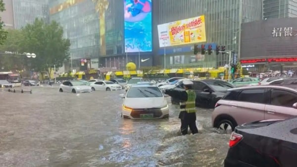 郑州中原区暴雨红色预警全市立即停业停课停运(图)