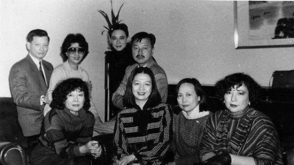 周家兄弟姐妹合影后排左起：周少麟与妻子黄敏祯、周英华与妻子周天娜；前排左起：周采芹、周采蕴、周采藻、周采茨