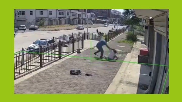河北邯郸一名男子当街疯狂砍人。