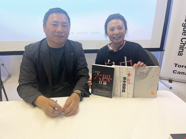 王丹簽名售書